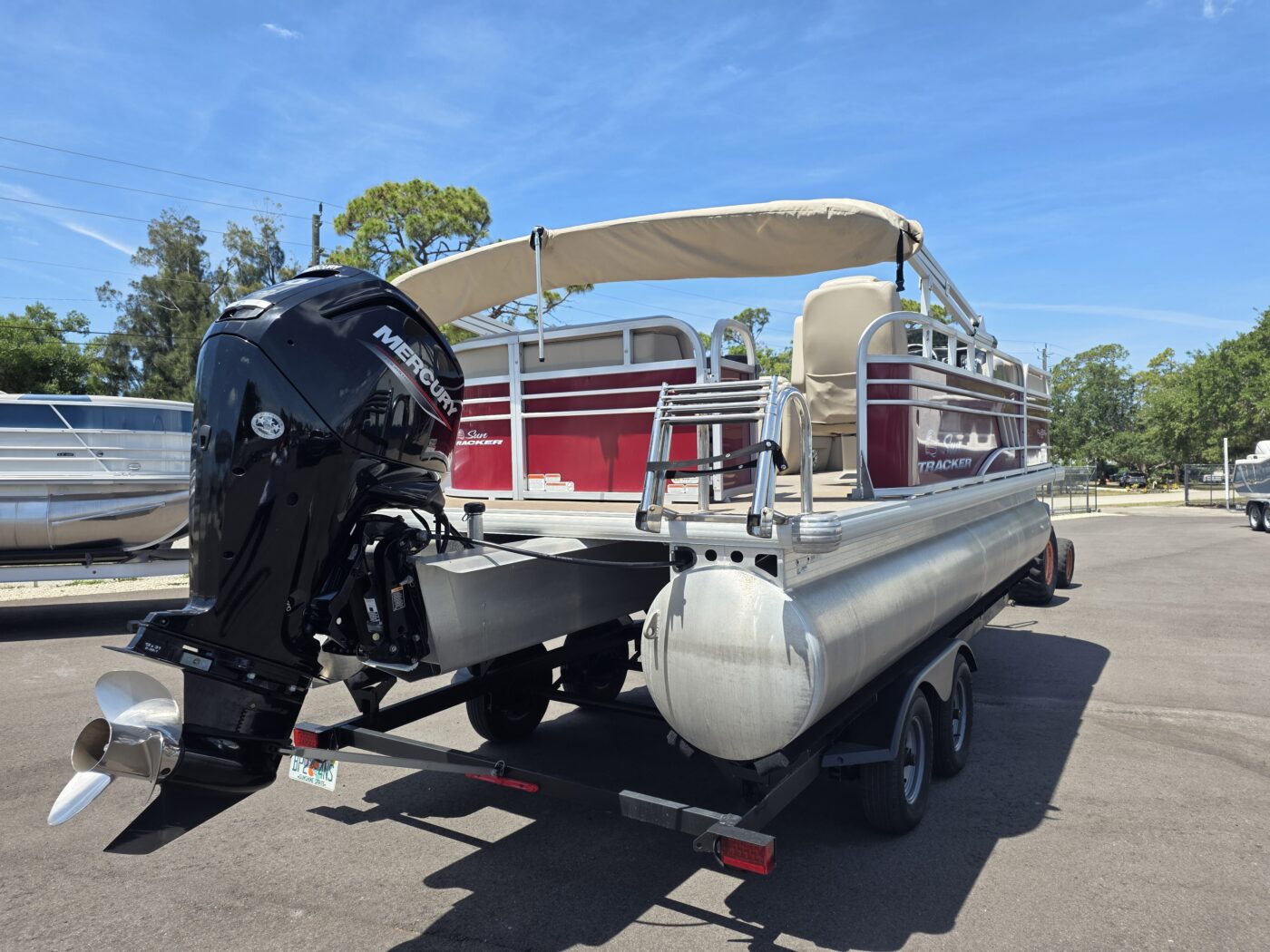 2023 Tracker 20 DLX Party Barge Pontoon - Image 2