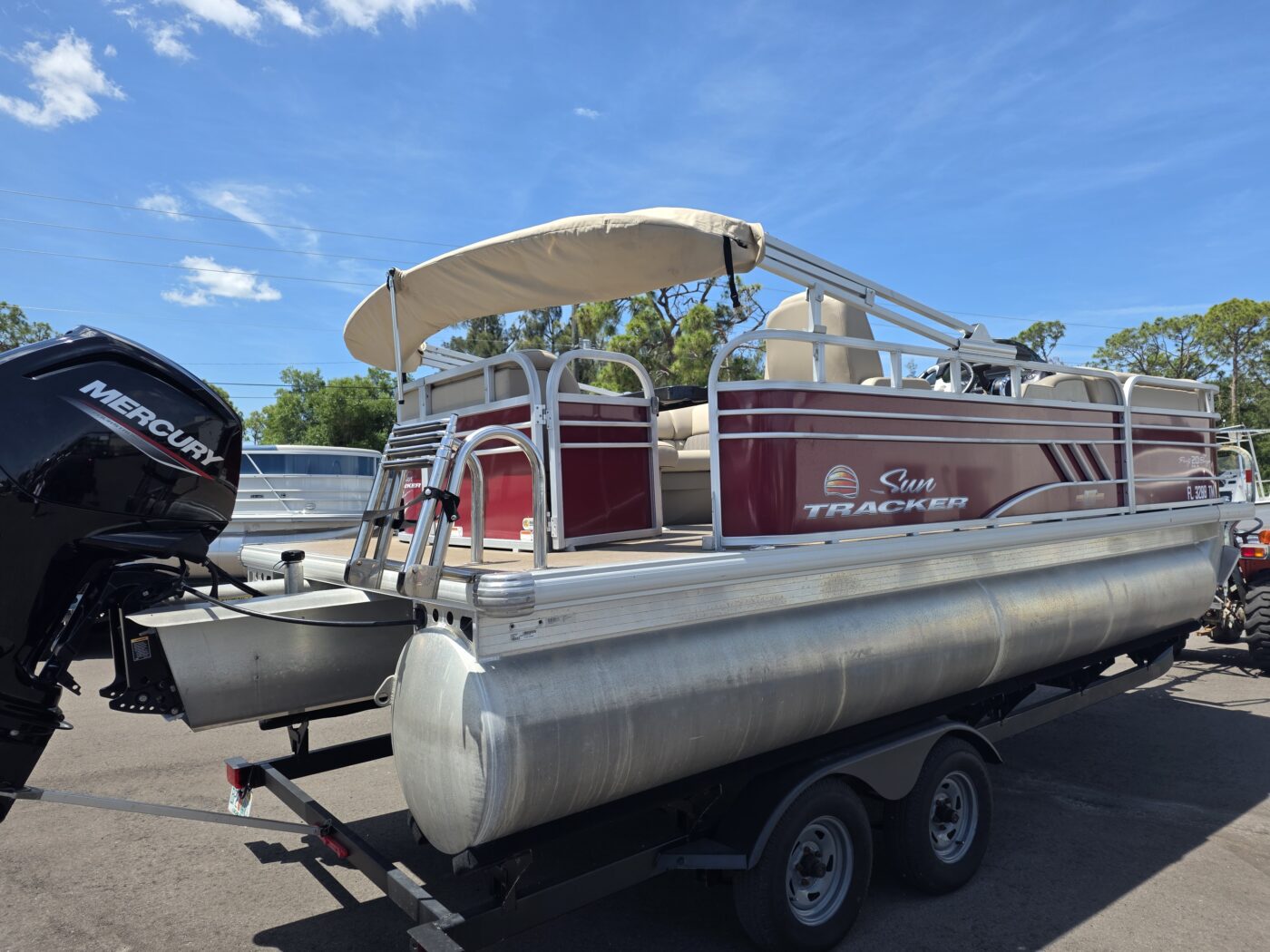 2023 Tracker 20 DLX Party Barge Pontoon - Image 3