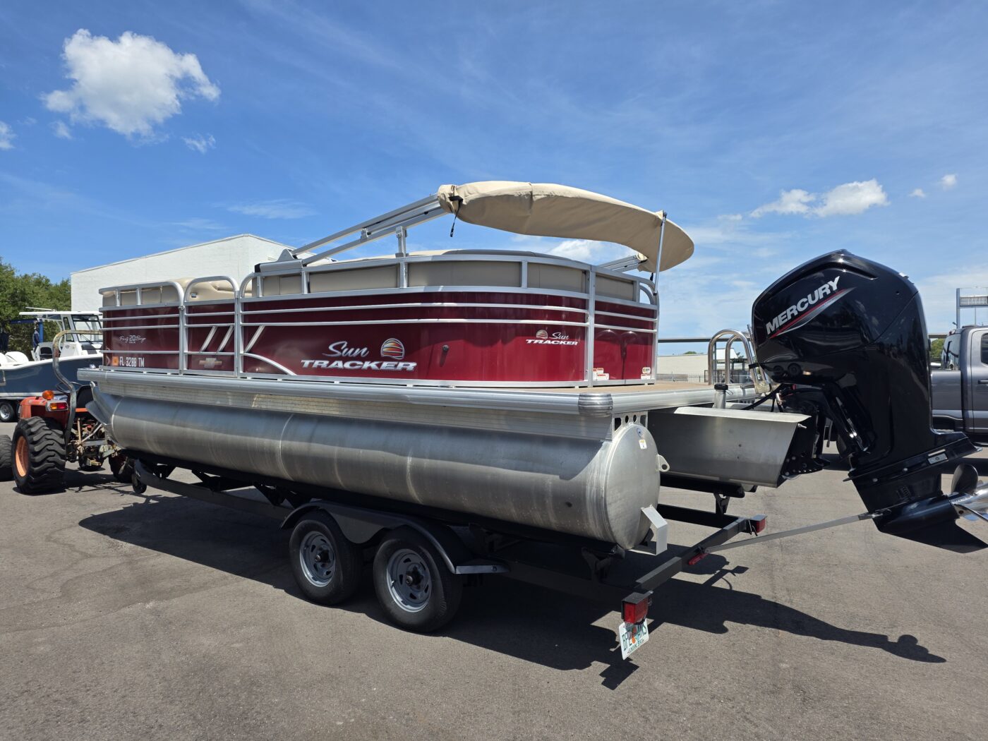2023 Tracker 20 DLX Party Barge Pontoon - Image 4