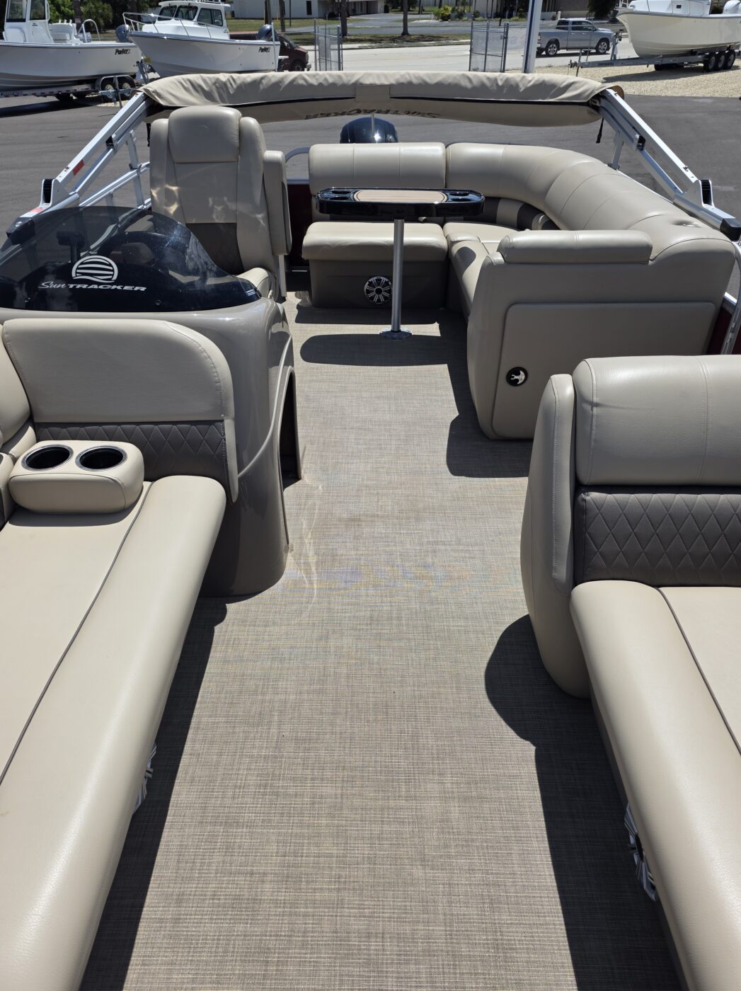 2023 Tracker 20 DLX Party Barge Pontoon - Image 7