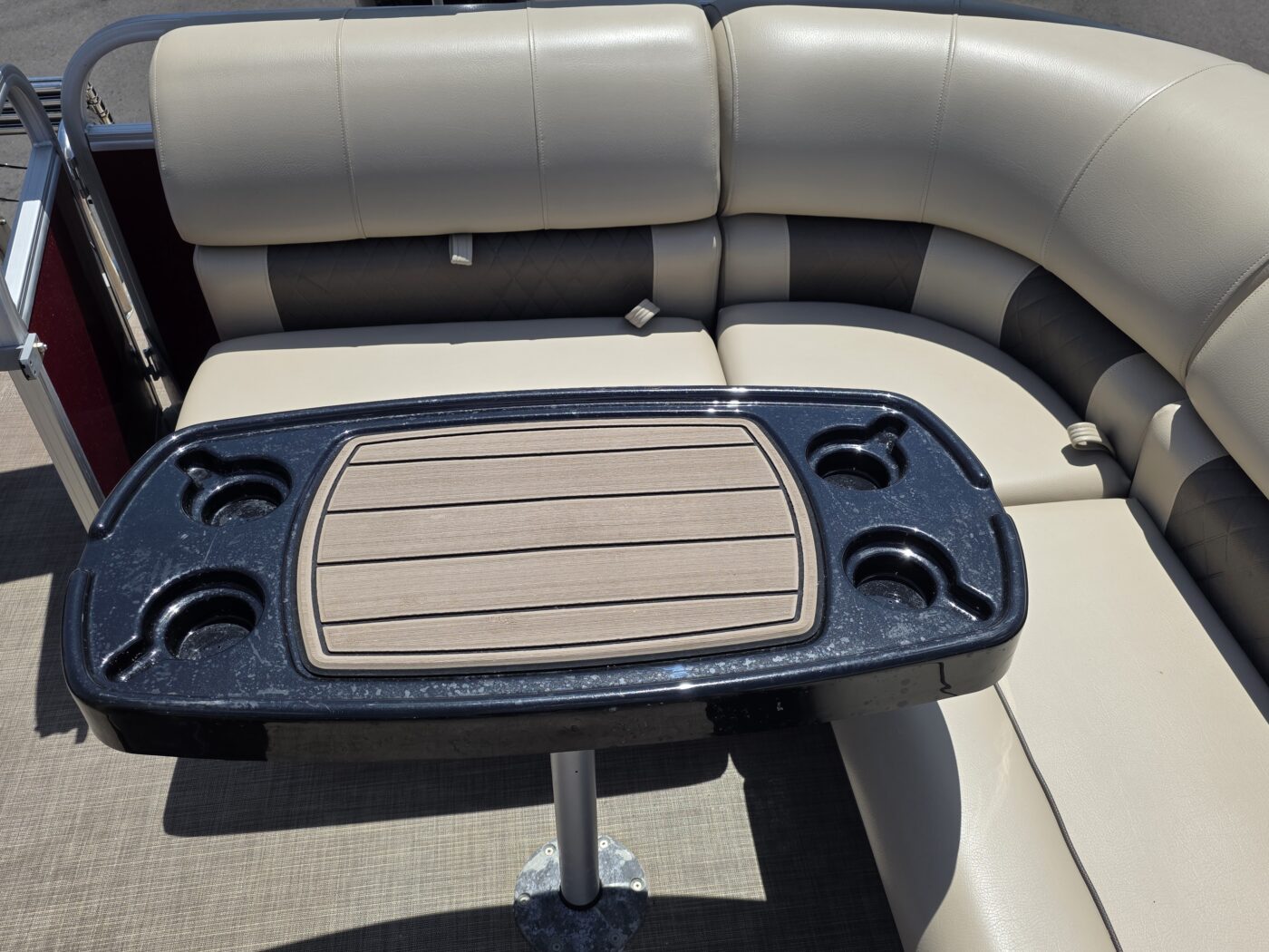 2023 Tracker 20 DLX Party Barge Pontoon - Image 10
