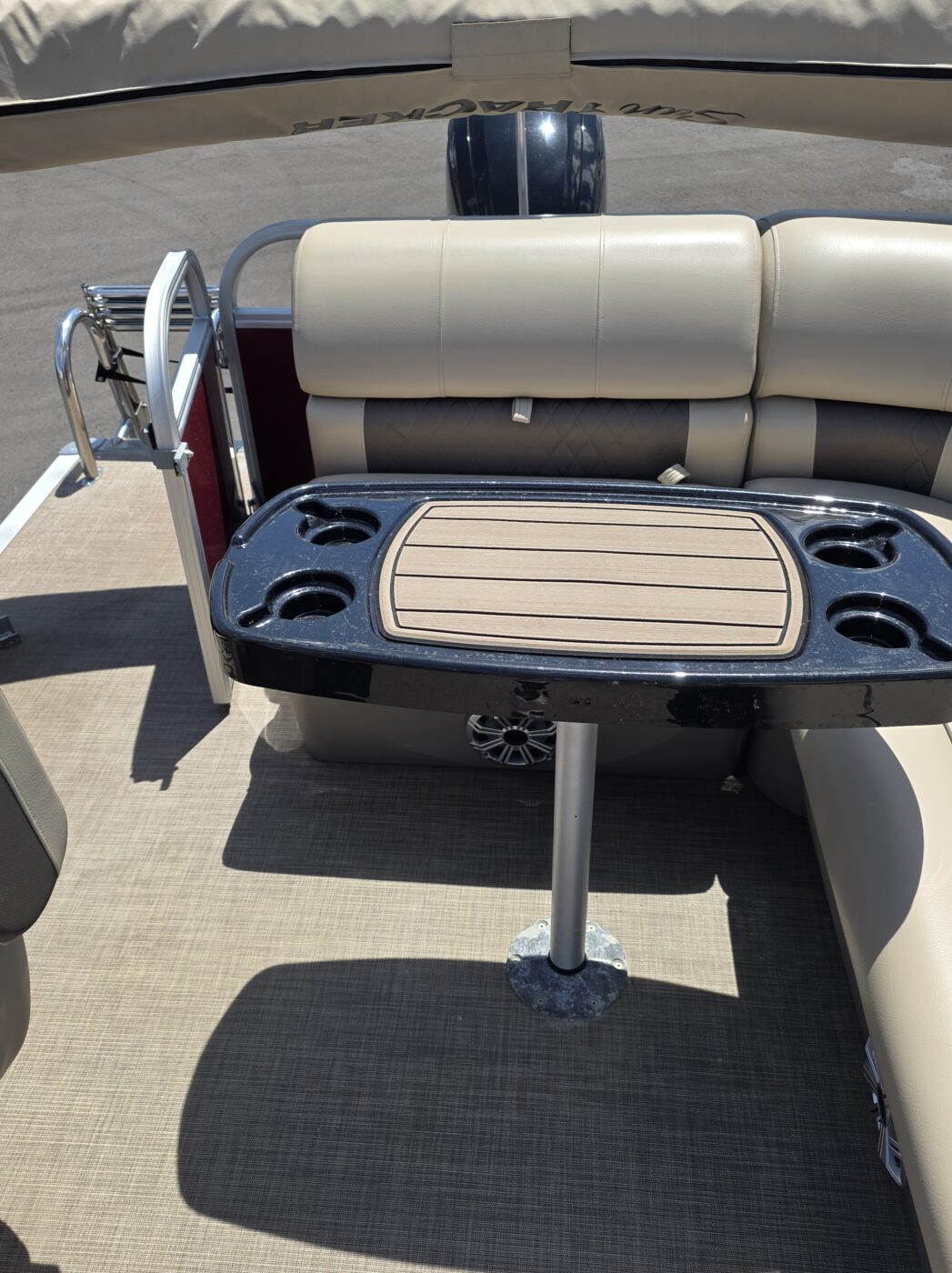 2023 Tracker 20 DLX Party Barge Pontoon - Image 11