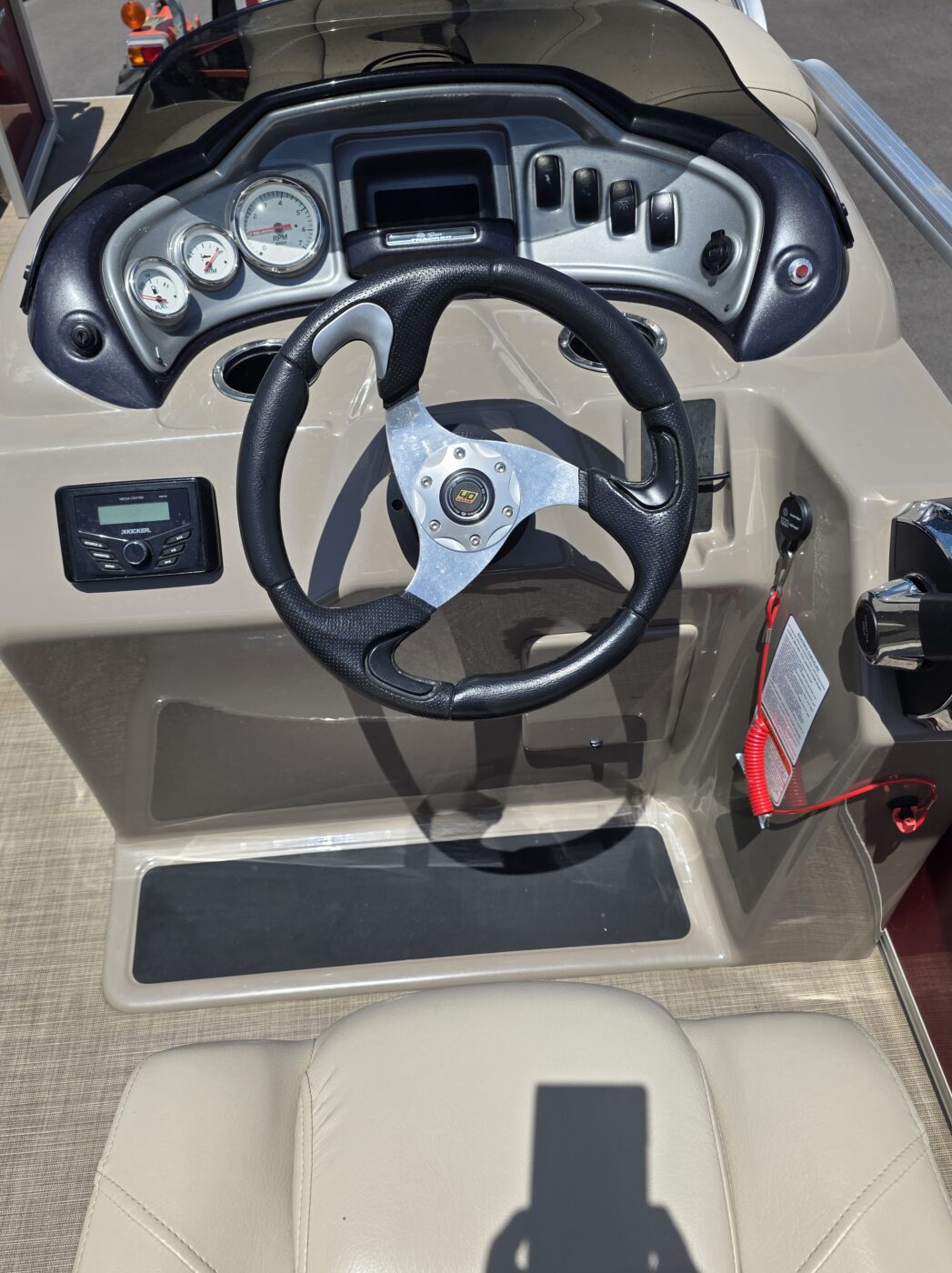 2023 Tracker 20 DLX Party Barge Pontoon - Image 12