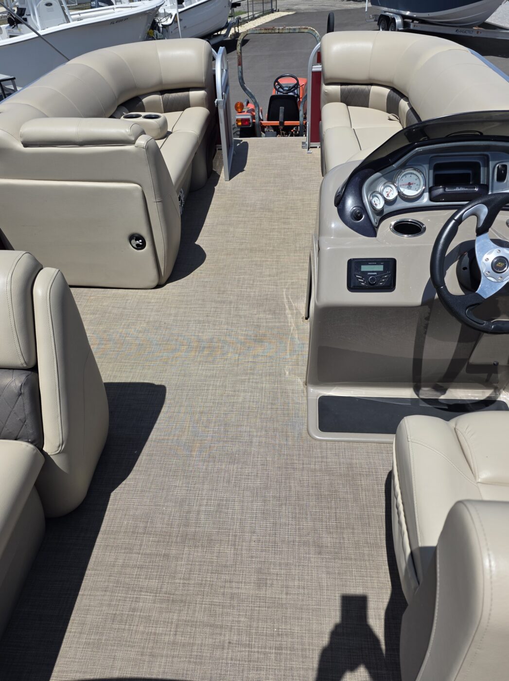 2023 Tracker 20 DLX Party Barge Pontoon - Image 15