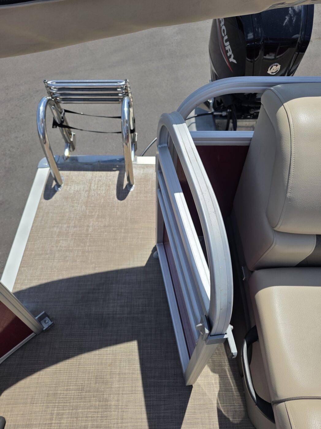 2023 Tracker 20 DLX Party Barge Pontoon - Image 16